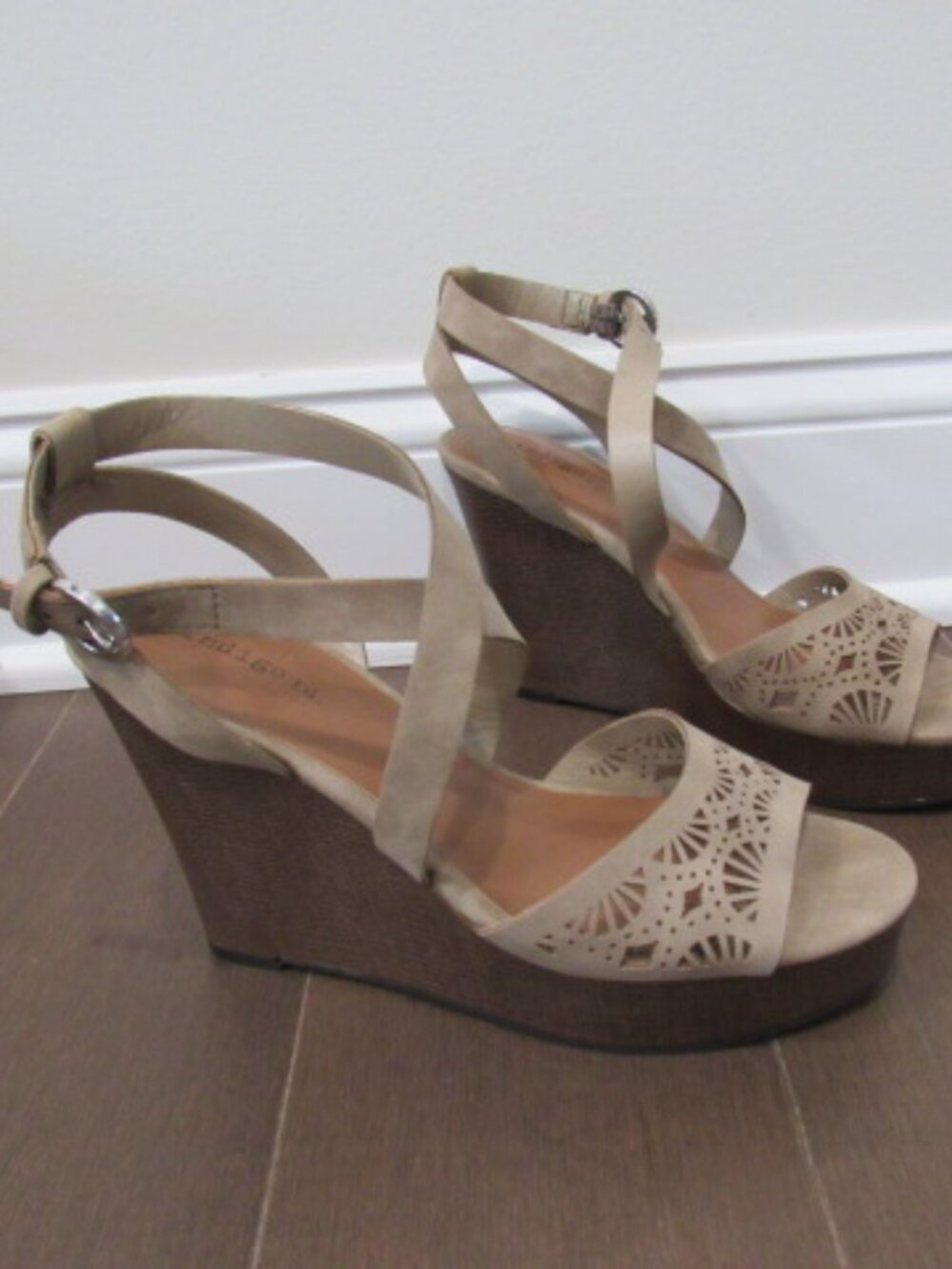 Indigo Rd Woman's Katrice Wedge Sandals Taupe 8M New